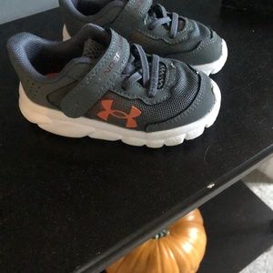 Toddler boys size 5 under armor sneakers